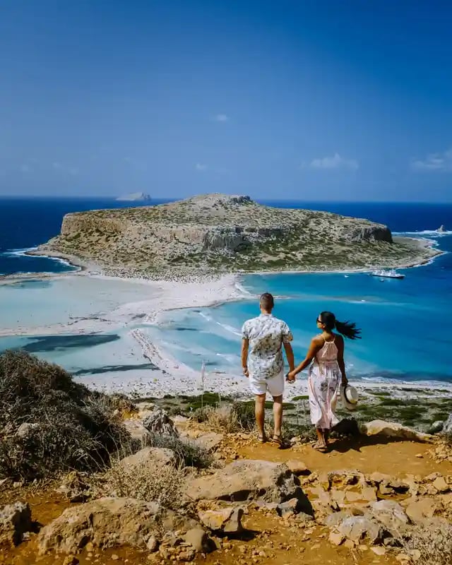 crete-greece--balos-lagoon-on-crete-island--greece-tourists-relax